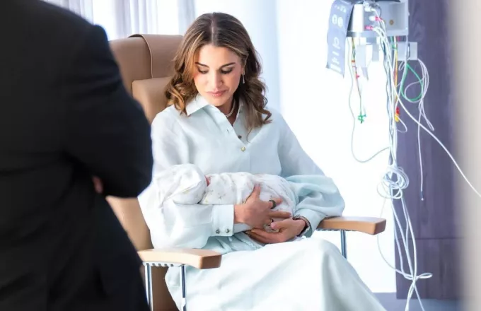 Τρισευτυχισμένη γιαγιά η Βασίλισσα Ράνια κρατά αγκαλιά το πρώτο της εγγόνι