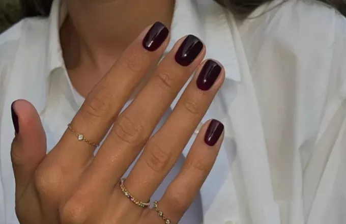 Τα Black Cherry nails είναι το μόνο μανικιούρ που θα θέλεις να έχεις όλο το φθινόπωρο