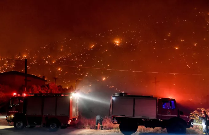 Διάσπαρτες εστίες στη φωτιά στο Ξυλόκαστρο