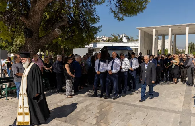 Συντρετριμμένη και υποβασταζόμενη η σύζυγος του Γιάννη Μόρτζου στην κηδεία του