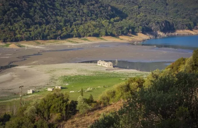 Λίμνη Πουρναρίου: Η ξηρασία αποκάλυψε βυθισμένο οικισμό