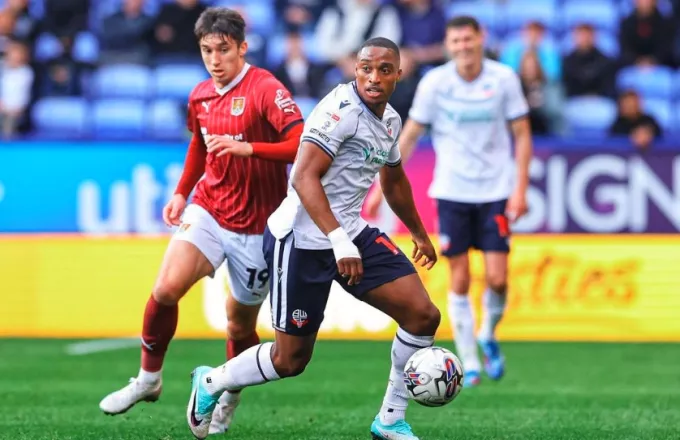 Victor Adeboyejo: Ο επιθετικός της Bolton Wanderers τραυματίστηκε μετά από... «βαρύ φτέρνισμα»