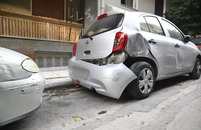 Κυψέλη: Οδηγός χτύπησε 17 αυτοκίνητα και εξαφανίστηκε – Φωτογραφίες 