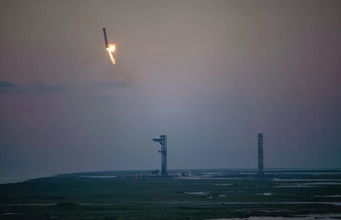 SpaceX: Νέες εντυπωσιακές φωτό του Μασκ με τους ρομποτικούς βραχίονες να «πιάνουν» τον Super Heavy Booster