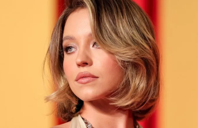 Η Sydney Sweeney αποχαιρέτησε το ξανθό καρέ και μοιάζει με 18 χρονών