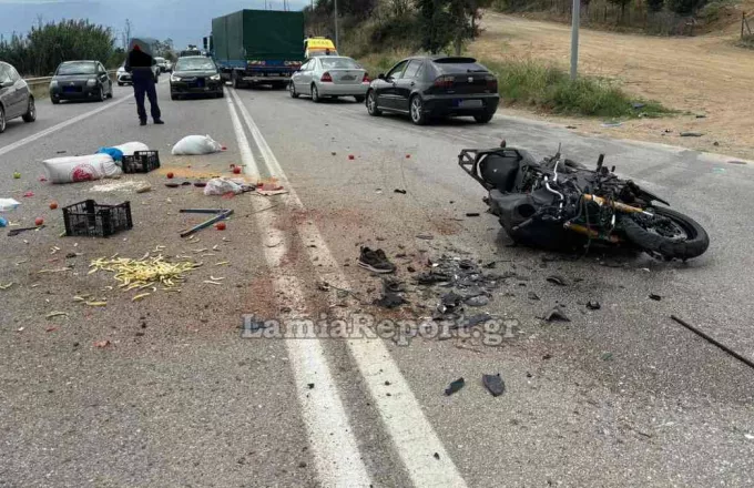 να χάνει τη ζωή του μετά από σύγκρουση με αγροτικό αυτοκίνητο, που βγήκε στη μέση του δρόμου.