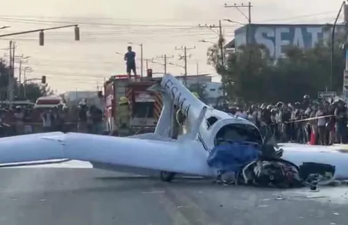 Ισημερινός: Ελαφρύ αεροσκάφος συνετρίβη σε πολυσύχναστη λεωφόρο – Βίντεο, φωτογραφίες 