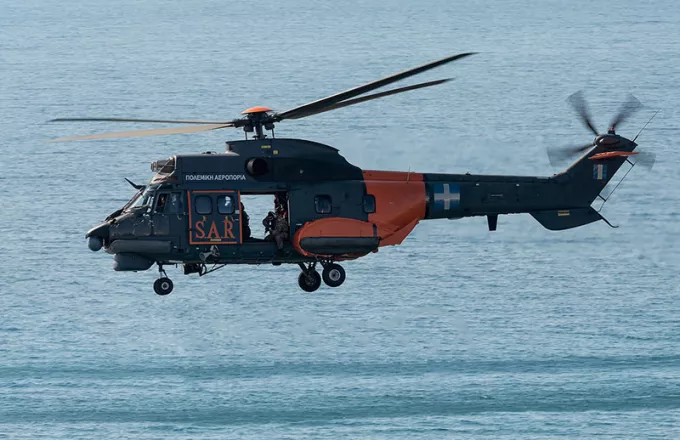 Με Super Puma διάσωση τραυματία από φορτηγό πλοίο στη Χίο- Καρέ καρέ η επιχείρηση της Πολεμικής Αεροπορίας 