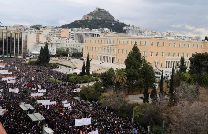 Live εικόνα από τη συγκέντρωση για τα Τέμπη στην Αθήνα