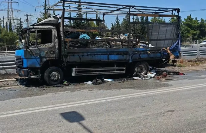Φορτηγό τυλίχτηκε στις φλόγες στον Κηφισό