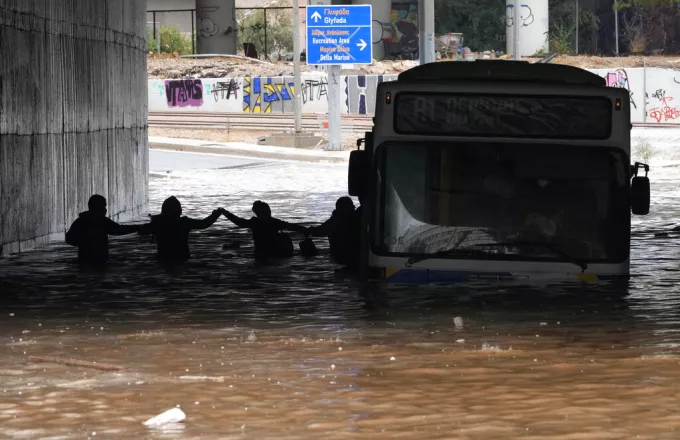 Η ανακοίνωση της ΟΣΥ για το πλημμυρισμένο λεωφορείο στην Παραλιακή 