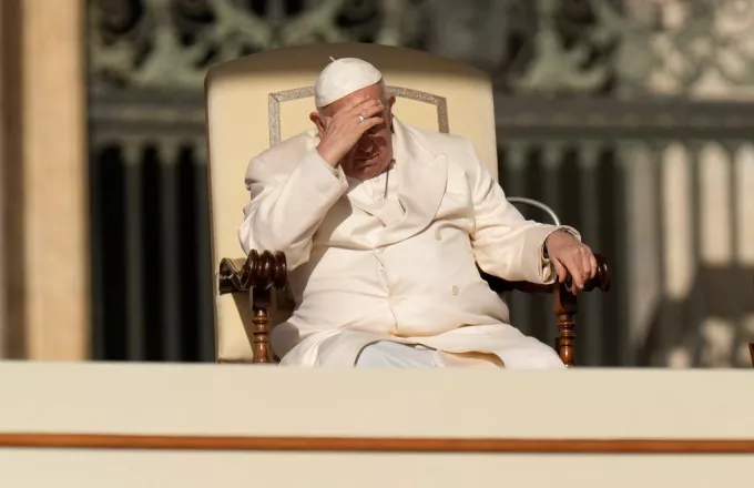 Ο πάπας Φραγκίσκος έφτασε κοντά στον θάνατο πριν από δύο εβδομάδες, υποστηρίζει ένας Ιταλός που συνομιλεί τακτικά μαζί του
