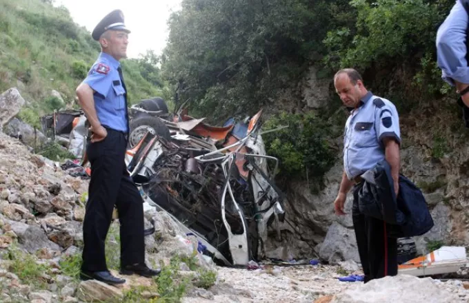 Τουλάχιστον έξι νεκροί από πτώση μίνι μπας σε γκρεμό στην Αλβανία