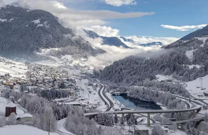 Εκκενώνεται χωριουδάκι που απειλείται από κατάρρευση βουνού στις Άλπεις
