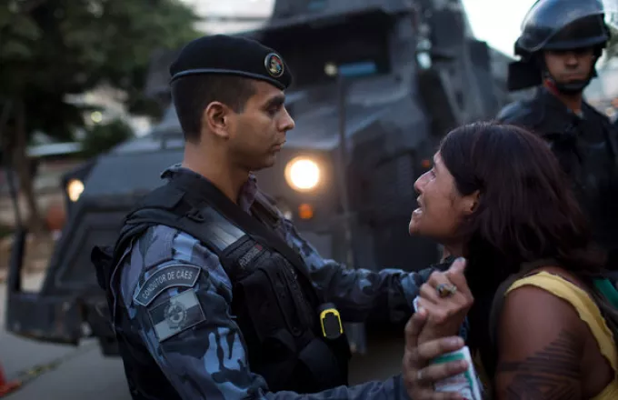 Όχλος κατέστρεψε αστυνομικό τμήμα στη Βραζιλία μετά το θάνατο βρέφους