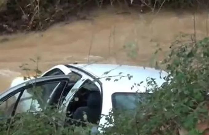 Νεκρός εντοπίστηκε ο οδηγός που παρασύρθηκε από ρέμα(video)