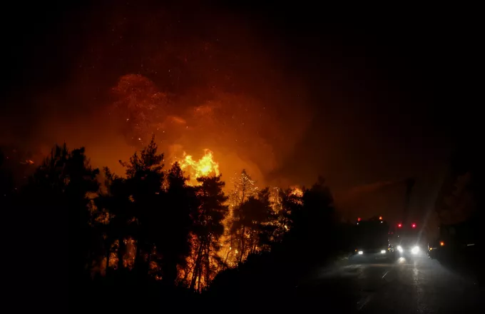 Υπό μερικό έλεγχο η φωτιά στον Διόνυσο - Σωτήρια παρέμβαση από πυροσβεστική