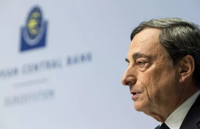 Με χαμηλό 4,5 ετών αρχίζει το 2015 το ευρώ, με τα βλέμματα στην ΕΚΤ