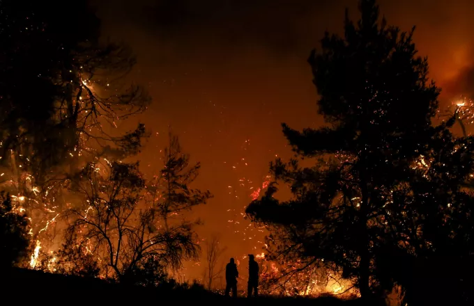 Σε πύρινο κλοιό η Εύβοια. Eπιχειρούν τα εναέρια μέσα