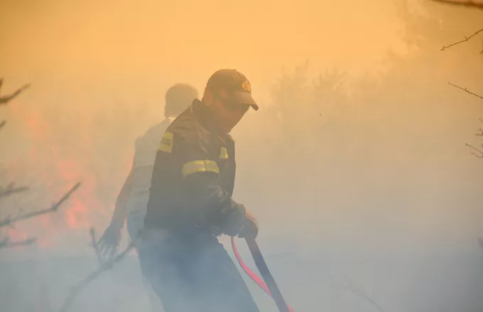 Μάχες με τις φλόγες σε Λάρισα, Μαλαισίνα και Κορινθία