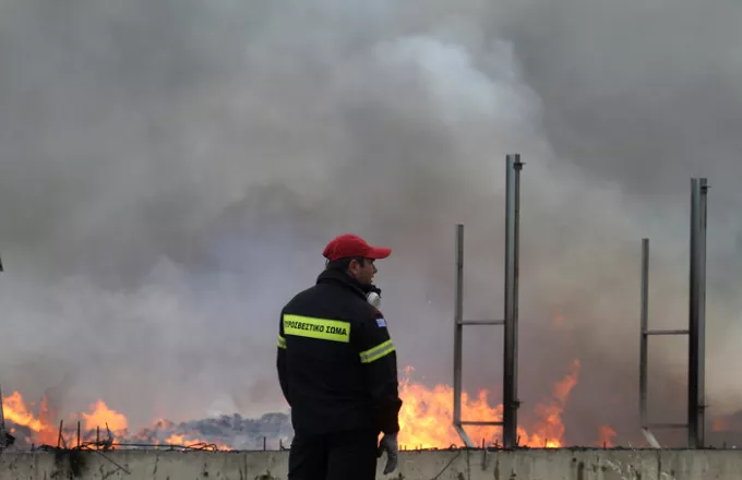 Μεγάλη φωτιά στις εγκαταστάσεις της Softex στο Αιγάλεω