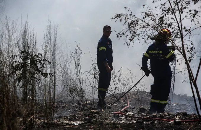 Φωτιά κοντά σε χωριό στην Αχαΐα, μάχη με τις φλόγες και στην Αμφιλοχία
