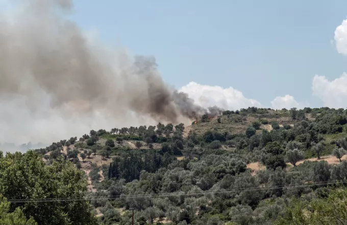 Μικρές αναζωπυρώσεις στην Εύβοια, ολονύχτια η μάχη με τις φλόγες