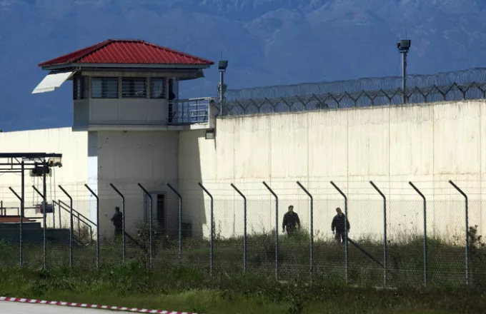 Ελεύθεροι με περιοριστικούς όρους 4 σωφρονιστικοί υπάλληλοι των φυλακών Νιγρίτας 