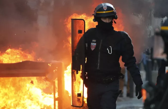 Συγκρούσεις «κίτρινων γιλέκων» - αστυνομίας στο Παρίσι (VIDEO)