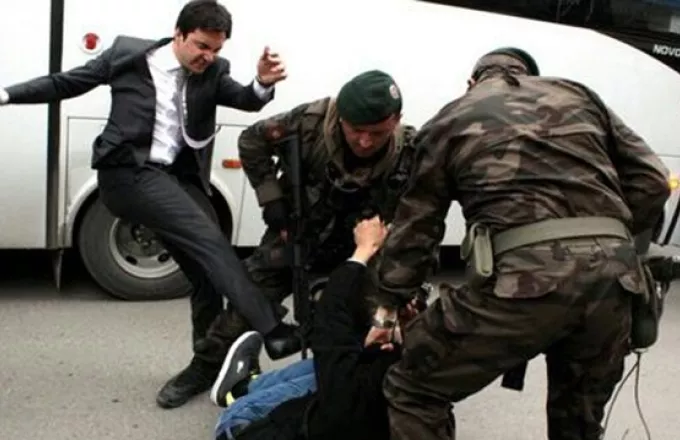 Τουρκία: Απολύθηκε ο σύμβουλος του Ερντογάν ο οποίος κλώτσησε διαδηλωτή (video)