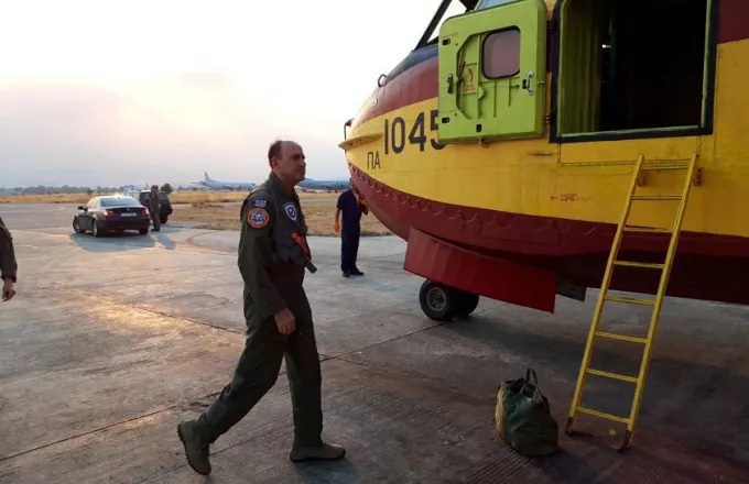 Πτήση αρχηγού ΓΕΑ με αεροσκάφος CL-215 στα μέτωπα της φωτιάς στην Εύβοια 