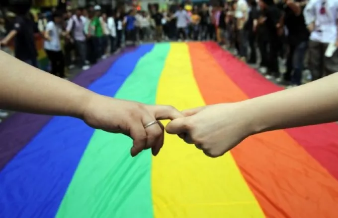 Χονγκ Κονγκ: 50 εκατ. για όποιον καταφέρει να αποπλανήσει ομοφυλόφιλη! 