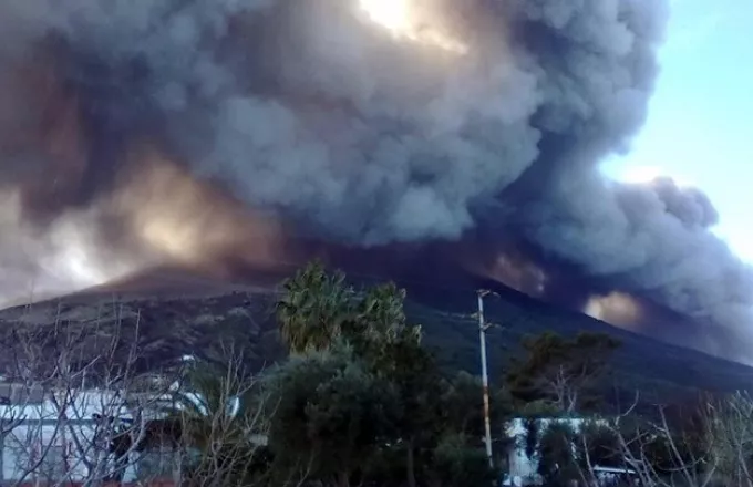 «Ξύπνησε» το ηφαίστειο Στρομπόλι-Οι τουρίστες εγκαταλείπουν το νησί (Video)