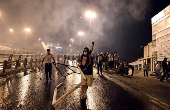 Δακρυγόνα και «αύρες» κατά διαδηλωτών στην Κωνσταντινούπολη