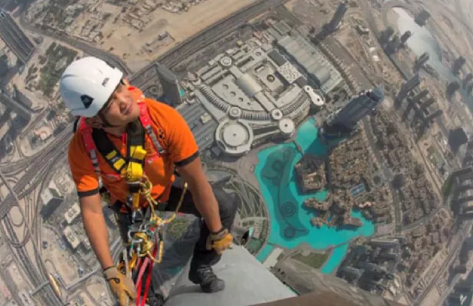 Πως είναι να σκαρφαλώνεις στην κορυφή του υψηλότερου ουρανοξύστη του κόσμου; (video)