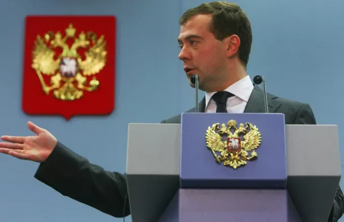 Μεντβέντεφ: Η Ρωσία κινδυνεύει με «βαθιά ύφεση»