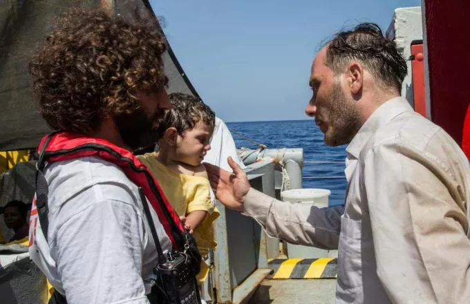 Τουλάχιστον 25 νεκροί και 400 διασωθέντες στο ναυάγιο ανοιχτά της Λιβύης