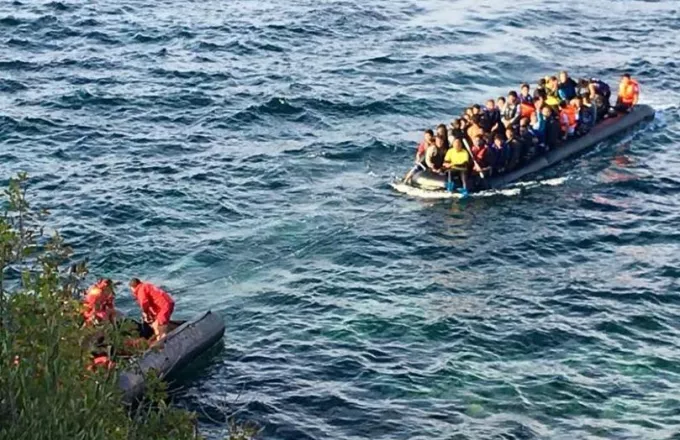 Κουκουλοφόροι επιτέθηκαν εν πλω σε βάρκες με πρόσφυγες 