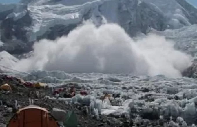Πακιστάν: Χιονοστιβάδα καταπλάκωσε 100 στρατιώτες στα σύνορα με Ινδία