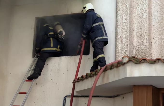 Θεσσαλονίκη: Πυροσβέστες απεγκλώβισαν ηλικιωμένο από φλεγόμενο διαμέρισμα