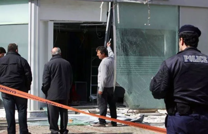 Εμπρηστική επίθεση στο Δημαρχείο Κερατσινίου