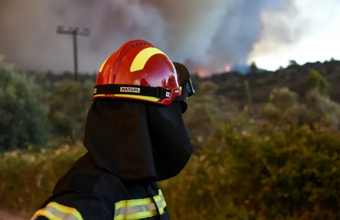 Πυρκαγιά στον Μαλώνα Ρόδου - Υπό μερικό έλεγχο η φωτιά στη Λευκωδία 