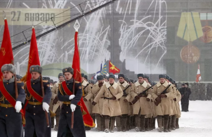 Ρωσία: Στρατιωτική παρέλαση στην επέτειο πολιορκίας του Λένινγκραντ (VID)