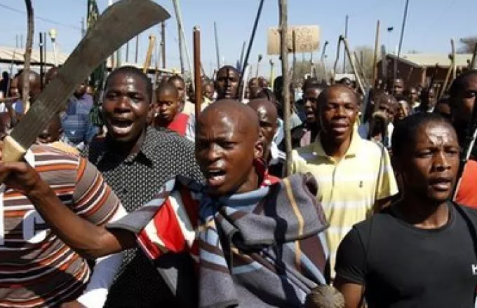 Ν. Αφρική: Εισβολή αστυνομικών σε ξενώνες εργαζομένων σε ορυχείο