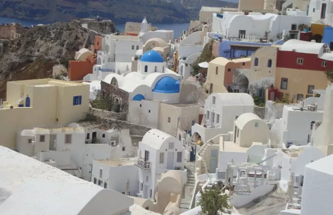 Όργιο πολεοδομικών αυθαιρεσιών στη Σαντορίνη 