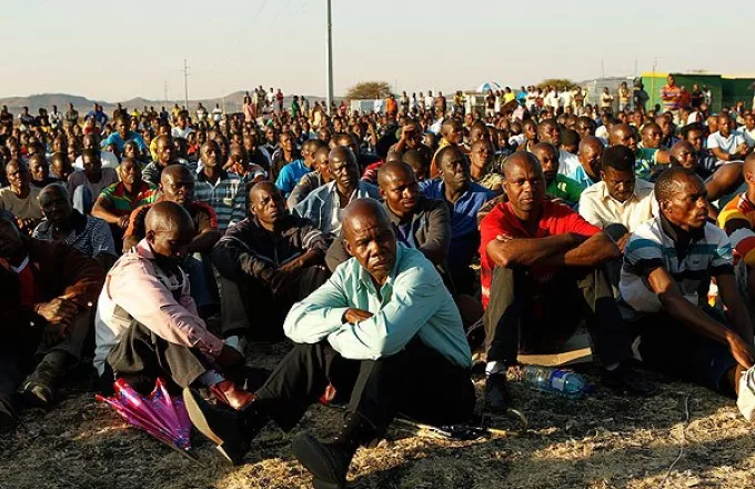 Ν. Αφρική: Απόλυση 12.000 μεταλλωρύχων – συνεχίζονται μαζικές απεργίες