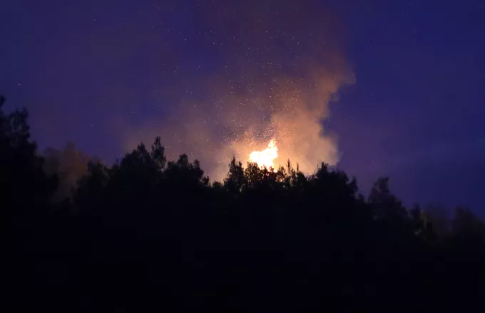 Ολονύχτια μάχη με τις φλόγες στην Τανάγρα παρά την βελτιωμένη εικόνα