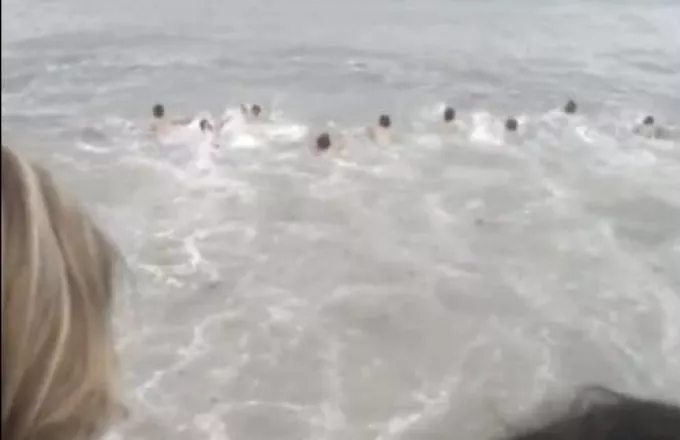 Ιερέας έπεσε στη θάλασσα, ενώ επιχειρούσε να πετάξει τον σταυρό (Video)