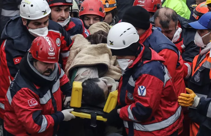 Δεκατέσσερις οι νεκροί από την κατάρρευση της πολυκατοικίας στην Τουρκία