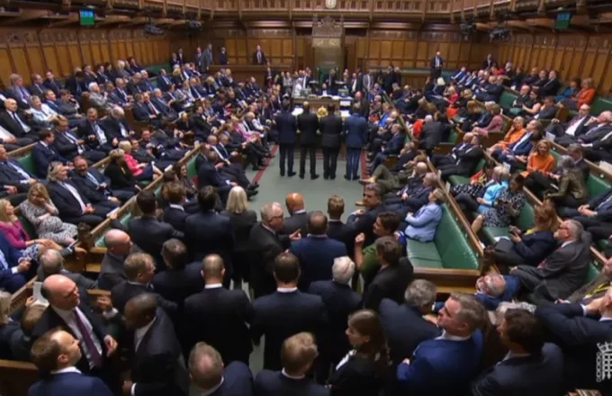 Πρωτοφανές χάος στην βρετανική Βουλή-Φώναζαν «ντροπή» οι βουλευτές